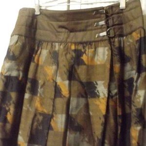 SIZE 40, LADIES, WRAP SKIRT WITH MAGNETIC METAL CLOSURES AT WAIST IN BROWN TONES